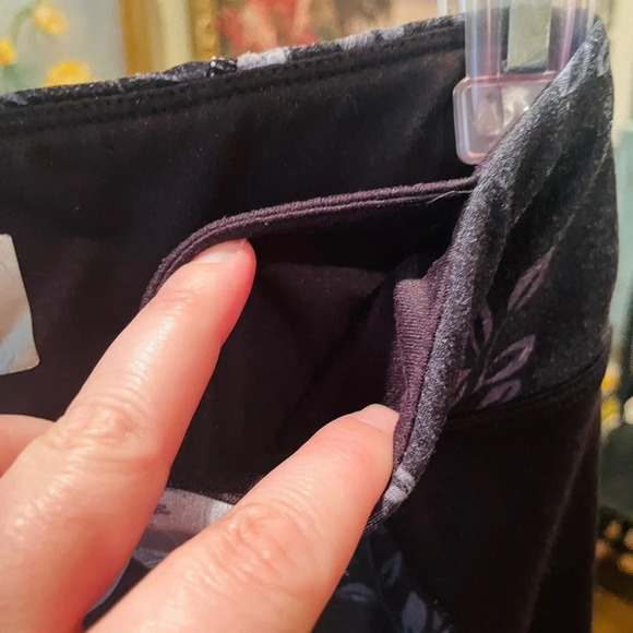 Betsey Johnson Performance floral leggings SZ S black gray 22” inseam - Picture 7 of 7